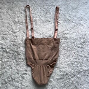 SKIMS Sculpting Mid Waist Thong Nude Shapewear Small Adjustable Straps NWOT